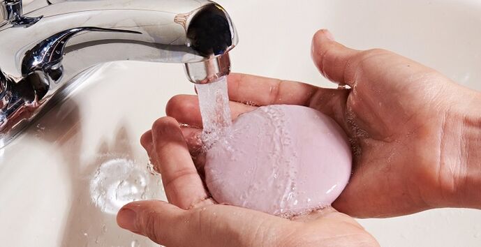 миење на рацете за да се спречи наезда на паразити